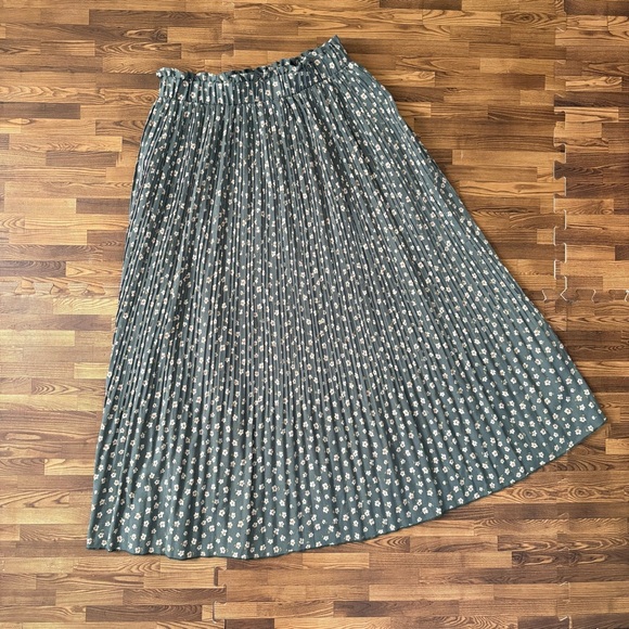 Exlura Dresses & Skirts - Exlura Green Floral Pleated Skirt Medium